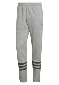 Ljust grå sweatpants med elastisk midja, Adidas-logotyp på höger lår och tre mörkgrå ränder ovanför de elastiska fållarna på varje ben.