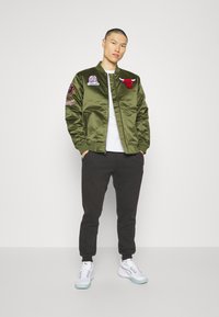 Mitchell & Ness CHICAGO BULLS NBA FLIGHT JACKET - Outdoorjacke - dark green
