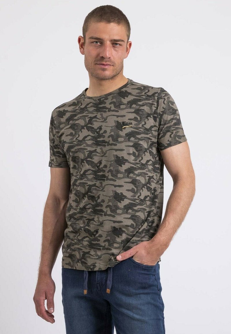 T-shirt camouflage en vert olive et noir, en coton, col rond, manches courtes, détail logo doré sur la poitrine, coupe décontractée.