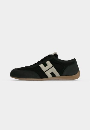 Sort lavt sneakersko med beige logo på siden, sorte snørebånd og lysebrunt sål, vist fra ydersiden mod en hvid baggrund.