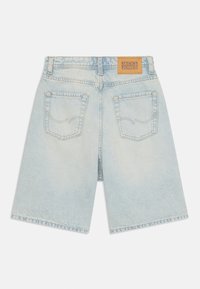 Svijetloplavi traper šorts ravnog kroja, s kožnom etiketom s natpisom "JACK & JONES" i dvije stražnje džepove s detaljima u šivanju.
