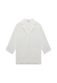 Blusa blanca con collar, mangas tres cuartos y un ligero pliegue en la parte delantera. Hecha de una tela suave con una textura lisa.