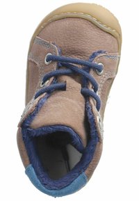 Scarpa in pelle marrone con accenti blu, dotata di lacci rotondi, occhielli in metallo e suola in gomma. Interno foderato in materiale morbido.