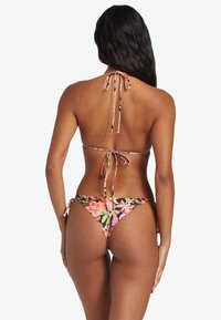 Ziedu raksta bikini ar melnu fona. Iezīmē haltera kakla saites un sānu saites apakšējā daļā. Krāsas ietver rozā, zaļo un oranžo.