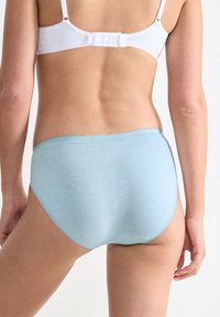 Lyseblå bomuldsboxershorts med glat tekstur, elastisk taljebånd og diskrete syningsdetaljer. Ingen mønstre eller ekstra pynt.