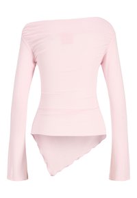 Ροζ ανοιχτό μακρυμάνικο τοπ με ασύμμετρο τελείωμα, εφαρμοστή σιλουέτα και διακριτική ρυτίδα στο πάνω μέρος του στήθους και στους ώμους.