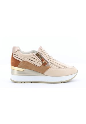 Sneaker beige e marrone con zeppa, tomaia traforata, cerniera laterale, dettagli metallici e suola in gomma bianca.