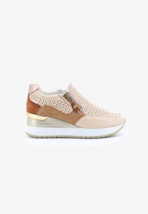 Sneaker beige e marrone con zeppa, tomaia traforata, cerniera laterale, dettagli metallici e suola in gomma bianca.