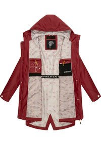 Czerwona wodoodporna kurtka z kapturem, z wzorzystym podszewką w parasole, dwiema wewnętrznymi kieszeniami i kontrastowymi detalami akcentującymi.