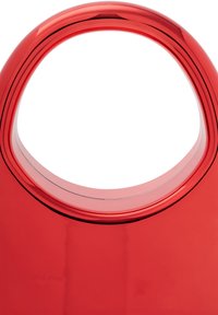 Rød, blank tote bag med et rundt håndtag, en glat overflade og et strømlinet, minimalistisk design uden synlige mønstre eller accenter.