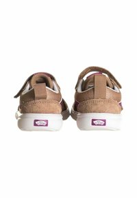 Scarpe in suede tan con dettagli in rete, suole bianche e decorazioni viola. Presentano cinturini regolabili per la chiusura. Vista posteriore.