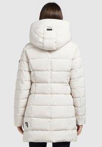 Weiße gepolsterte Parka-Jacke mit einer großen Kapuze, steppdesign und einem Logopatch auf der linken Seite nahe dem Saum. Glatte Textur.