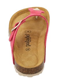 Rosa filt tanga sandal med en korksål, flad sål og hvid spænde detail. Blød tekstur og lys tan indvendig foring.