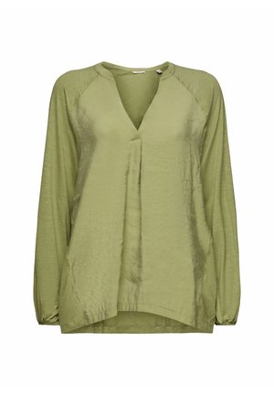 Licht olijfgroene lange mouwen blouse met V-hals, geplooide manchetten en subtiele plooi aan de voorkant, met een iets langere achterkant.