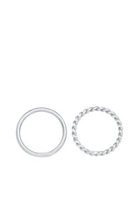 Dos anillos de plata: uno liso y plano, el otro con forma retorcida. Ambos son metálicos con un acabado brillante.