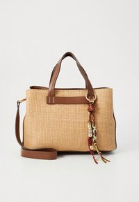 Bolso de paja tejido con detalles en cuero marrón, doble asa y correa desmontable. Cuenta con un tassel decorativo con cuentas.