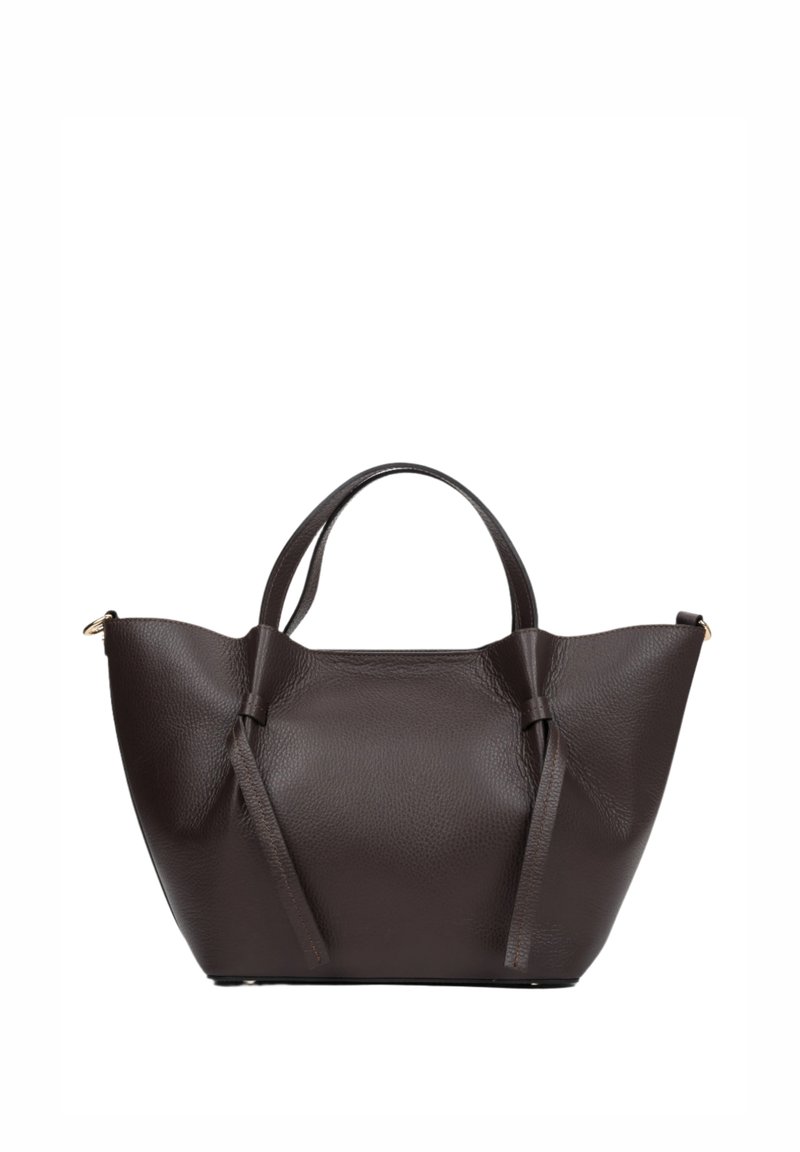Bruine leren tote bag met een gestructureerde afwerking, brede opening, dubbele handvatten en subtiele gestrikte accenten langs de zijkanten.