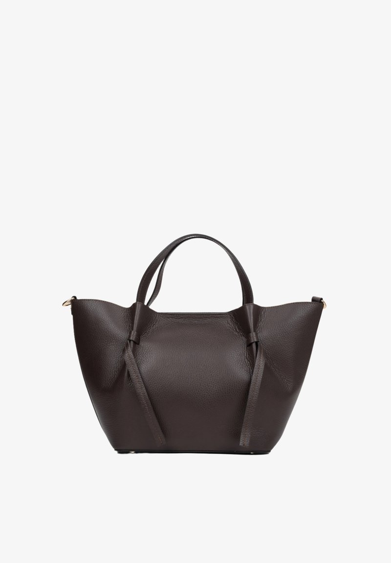Smeđa kožna torba s teksturiranom površinom, širokim otvaranjem, duplim ručkama i suptilnim vezanim detaljima duž strane.