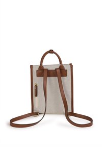 Canvas shoppingtaske med brune læderdetaljer, udstyret med to top-håndtag og skulderremme, frontlomme med lynlås og rektangulær form.