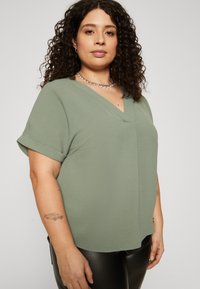 Vero Moda Curve VMALVA V NECK - T-Shirt basic - laurel wreath