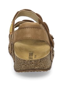 Sandale en cuir marron, design ouvert à l'avant, avec plusieurs brides et semelle en liège texturée. Intérieur doté d'une semelle rembourrée beige pour le confort.