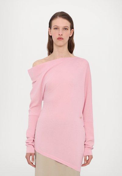 Asymmetrische langarmtrui van zacht roze stof. Bevat een off-shoulder ontwerp en een subtiele logo-accent bij de zoom.
