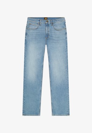 Vaqueros de mezclilla azul claro con corte recto, bolsillos delanteros y traseros, trabillas para cinturón, cierre con botón y etiqueta de la marca Lee en la cintura.