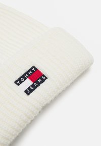 Tommy Jeans HERITAGE BEANIE - Gorro - ecru