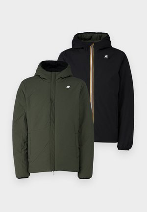 Dos chaquetas exhibidas juntas; una es de color verde oliva con cierre frontal, y la otra es negra con una cremallera amarilla, ambas con capuchas y bolsillos laterales.
