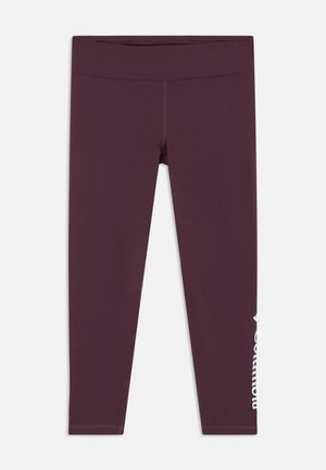 Leggings bordeaux en tissu extensible, dotés d'une taille haute et d'un détail de logo blanc sur la jambe gauche. Texture lisse, design à longueur complète.
