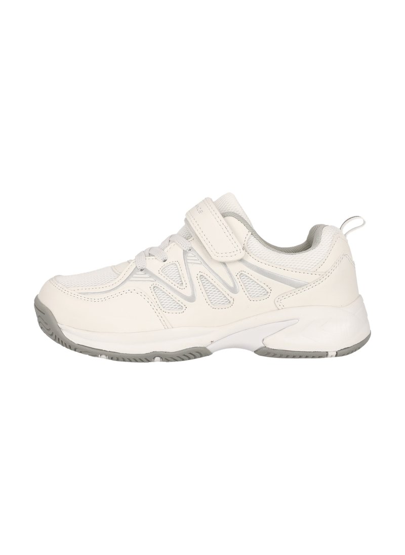 Chaussure de sport blanche avec une tige en cuir lisse, des accents en maille, semelle en caoutchouc grise et une sangle en Velcro. Bout arrondi et col rembourré.