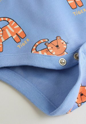 Blauer Baumwoll-Body mit orangefarbenen Tigerillustrationen und dem Wort "TIGER". Druckknöpfe am unteren Teil für einfaches An- und Ausziehen. Weiche, strukturierte Oberfläche.