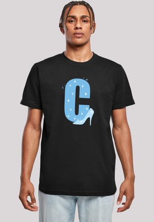 Sort bomulds T-shirt med et stort lyseblåt bogstav "C" med glitrende detaljer og et grafisk motiv af en højhælet sko. Standard pasform.