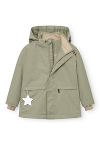 Grønn vanntett jakke med hette, beige fôr og to frontlommer; har et hvitt stjernetagg og elastiske cuffar.