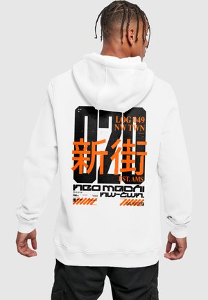 Hvid hoodie med et iøjnefaldende grafisk design på ryggen med sort og orange tekst, inklusive symboler og mønstre. Kængurulomme synlig.