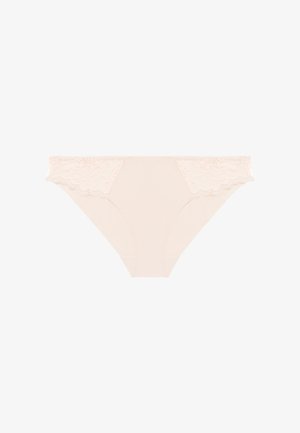 Vaaleanpunaiset alusvaatteet, joissa on kukkakuvioista pitsiä vyötäröllä, sileä pinta, kohtuullinen peitto ja aaltoilevat yksityiskohdat reunoissa.