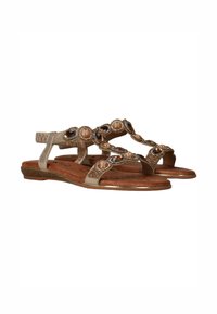 Gouden platte sandalen hebben een gestructureerd ontwerp met decoratieve nepgems en stenen. Gevoerde binnenzool en een geprofileerde buitenzool voor grip.