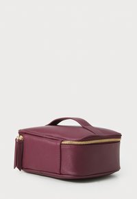 Neceser burdeos hecho de cuero sintético estructurado, que cuenta con un zipper dorado, un asa en la parte superior y una forma rectangular plana.