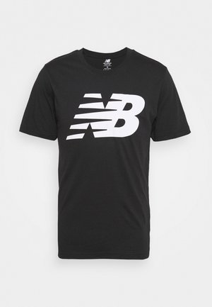 Camiseta de algodón negra de manga corta con un gran logo blanco "NB" en un diseño estilizado en el pecho. Cuello redondo.