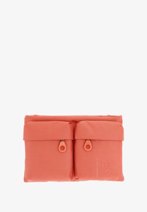 Pochette double poche de couleur corail avec un extérieur en polyester texturé, dotée de deux fermetures éclair et d'un design minimaliste.