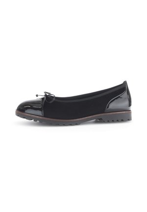 Schwarze Ballerinas mit einer Lacklederzehenkappe, weichem Obermaterial, Schleifendetail und einer strukturierten Gummisohle.