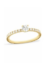 Guld ring i gule med en central rund diamant omgivet af mindre diamanter langs bæltet, sat mod en hvid baggrund.
