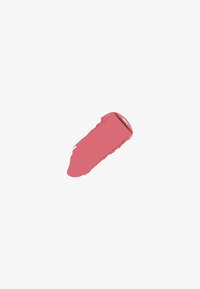 Échantillon de rouge à lèvres rose crémeux avec une texture lisse, présenté sous une forme incurvée, montrant une finition brillante et une couleur vive et uniforme.