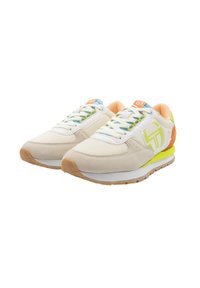 Sportliche Sneakers mit einem cremefarbenen Mesh-Obermaterial, hellgrauen Wildleder-Akzenten, einem neongelben Logo und einer Gummisohle. Die Schnürsenkel sind in grün, blau und weiß.