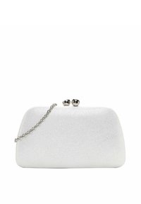 Bolso de mano blanco con un acabado texturizado, forma redondeada, cadena de metal plateado y tapones de cierre metálicos. Superficie lisa con acentos mínimos.