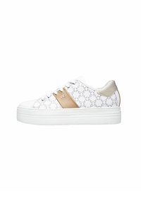 Zapatilla blanca con una superficie texturizada, que presenta un panel de acento beige y un logo. Suela gruesa blanca y detalle en el talón en contraste.