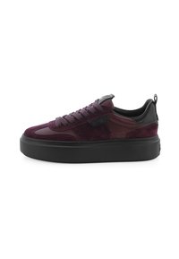 Baskets bordeaux foncé avec des panneaux en daim et en cuir, lacets plats, semelle en caoutchouc noire et une languette à l'arrière pour un enfilage facile.