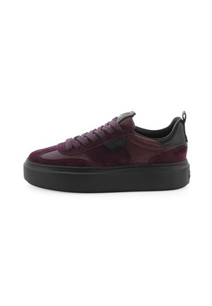 Baskets bordeaux foncé avec des panneaux en daim et en cuir, lacets plats, semelle en caoutchouc noire et une languette à l'arrière pour un enfilage facile.