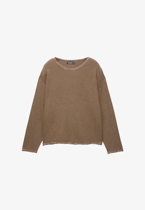 Ruskea pitkähihainen paita, joka on valmistettu teksturoidusta neulomateriaalista. Ominaisuuksiin kuuluu leveä kaula-aukko, roikkuvat olkapäät sekä rouheat reunat hihoissa ja helmassa.