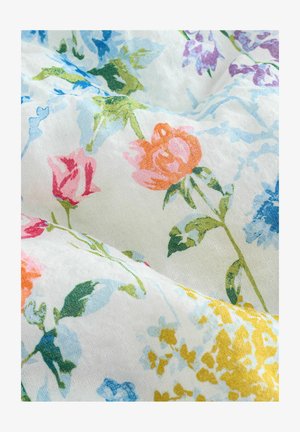 Tissu floral avec un fond blanc orné de fleurs bleues, roses, orange et jaunes. Texture douce avec des accents de feuillage vert.